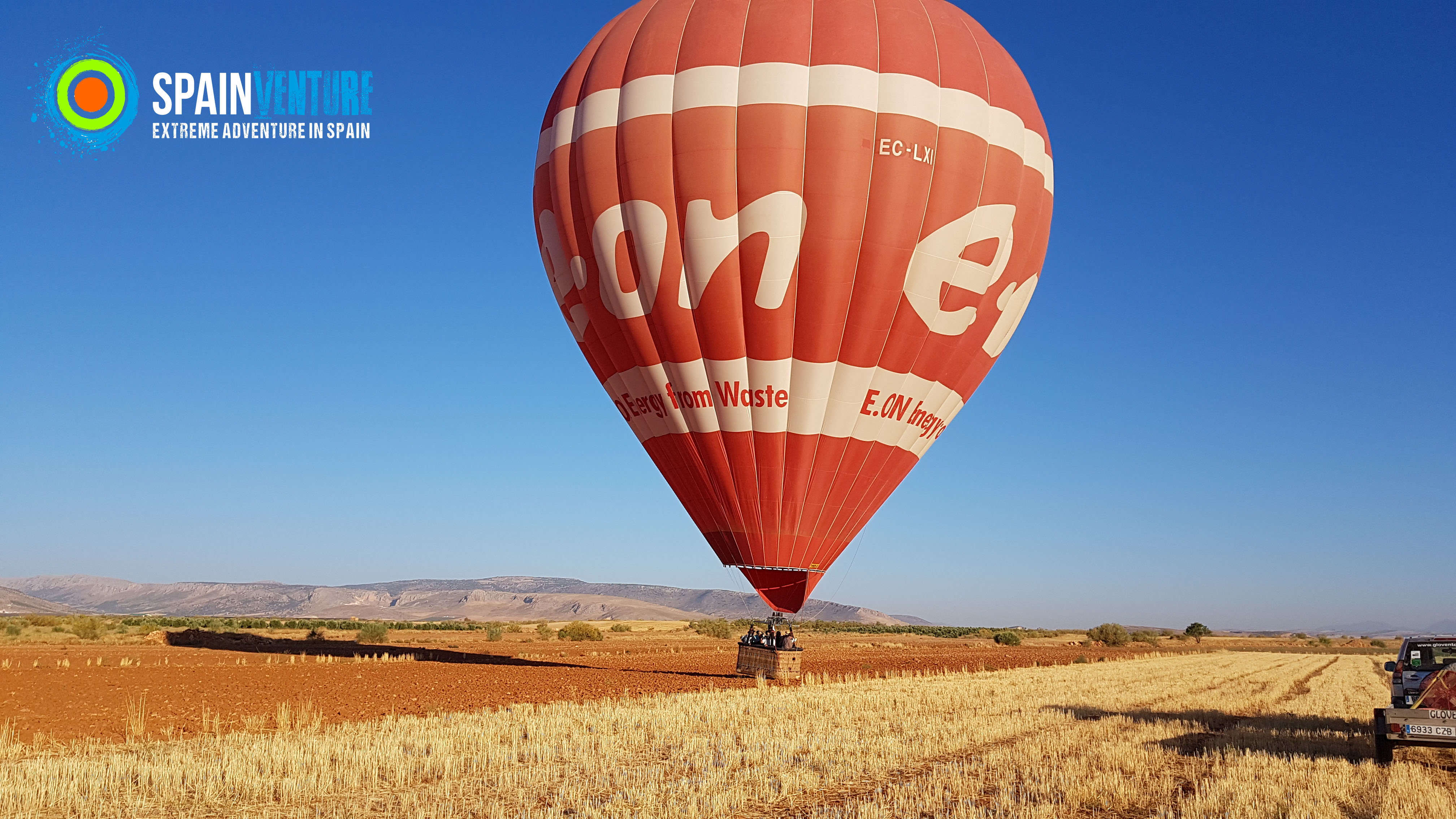spainventure-hot-air-balloon-flight-at-guadix-50th-birthday-andalucian-american-ready-to-landing-fuengirola vuelo en globo en Guadix