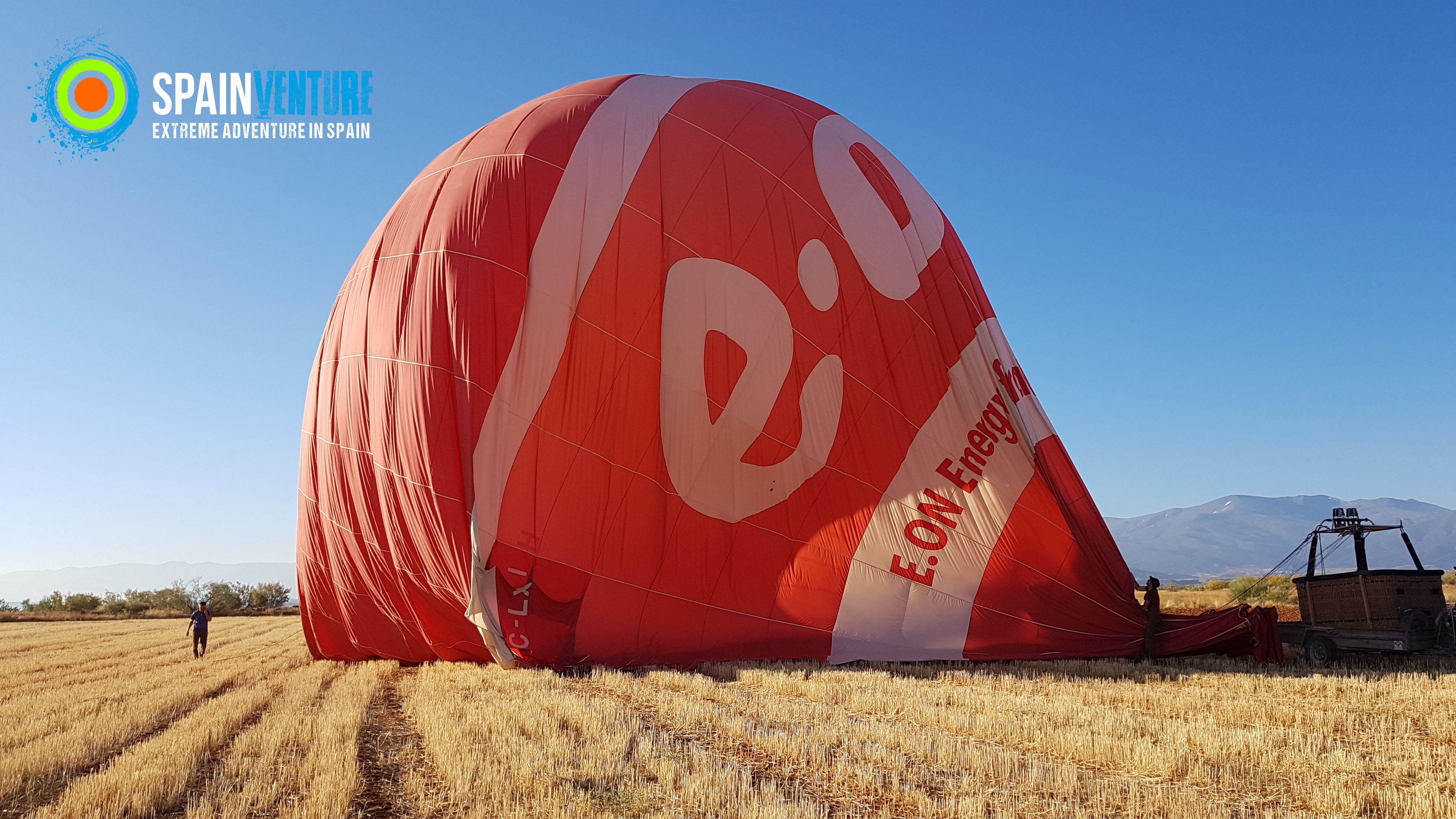 spainventure-hot-air-balloon-flight-at-guadix-50th-birthday-deflating-the-balloon-fuengirola